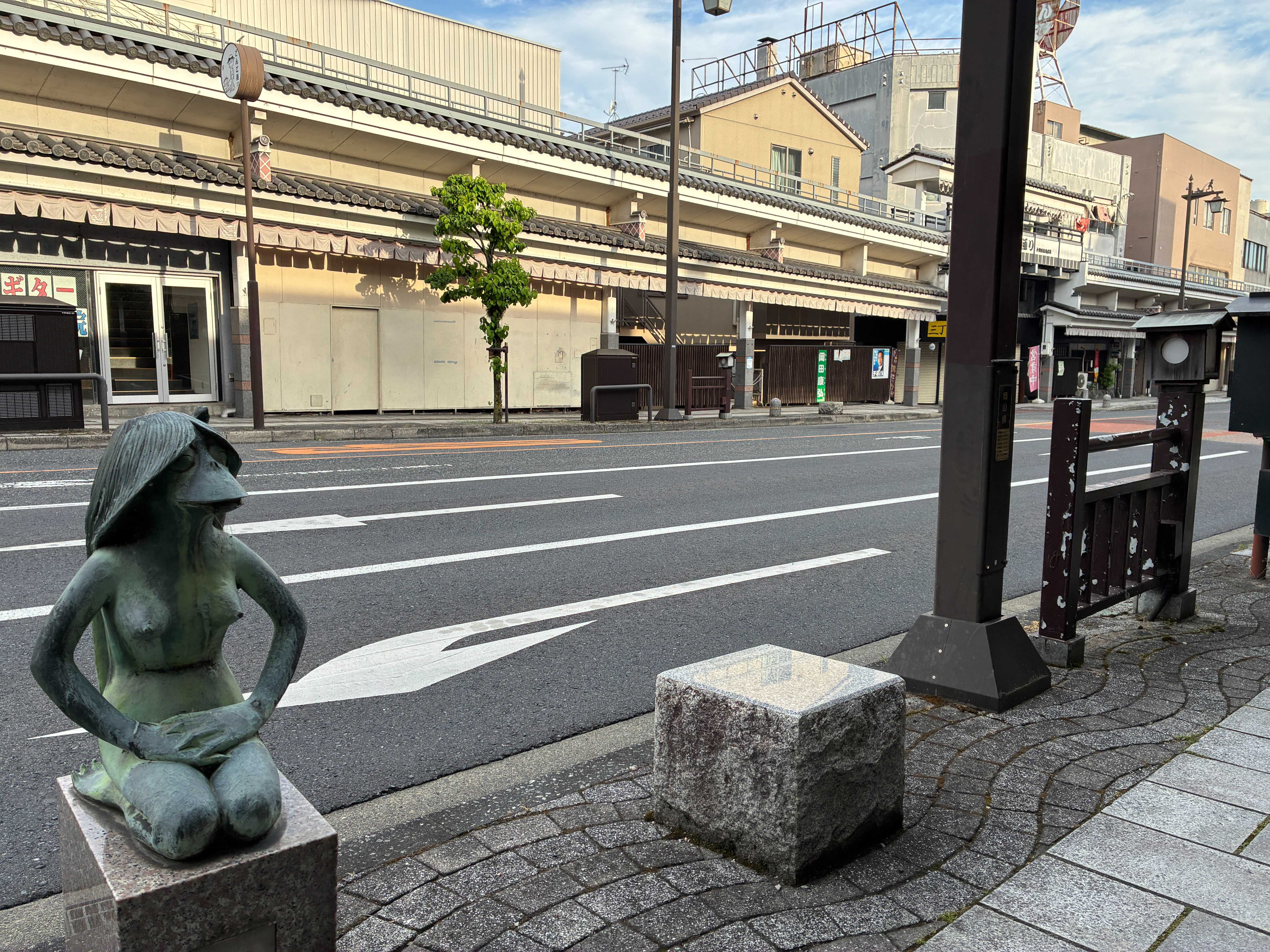 津山市 ごんご通りのごんご女性像