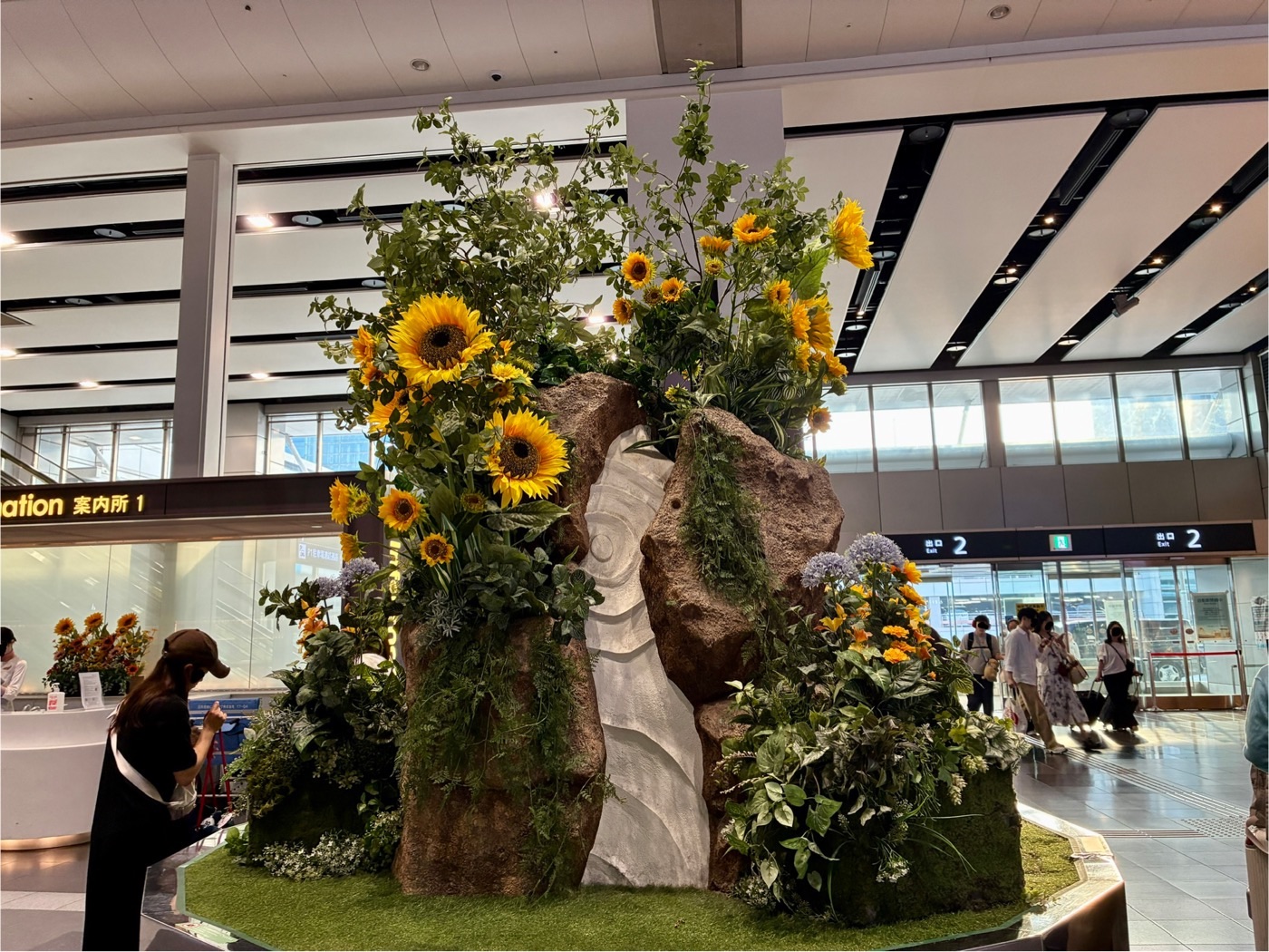 羽田空港 ひまわりモニュメント
