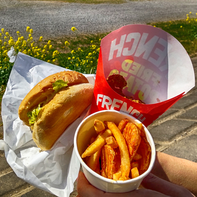 ロッキーバーガーによるハンバーガーとポテトとから揚げの写真