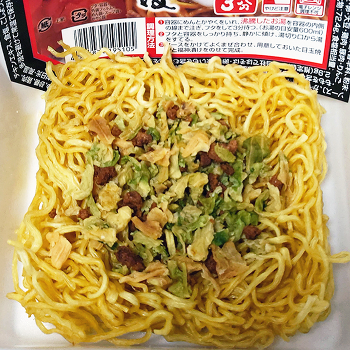 写真の見栄えの為にかやくを麺の上に載せた