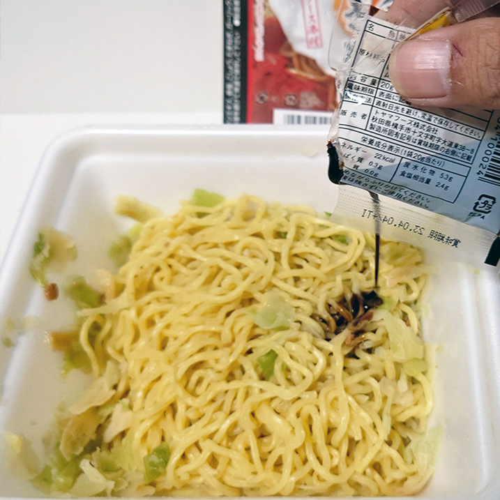 添付の液体ソースをかけている様子
