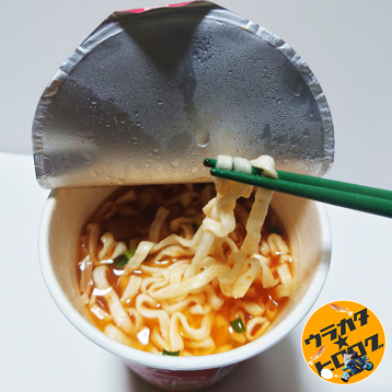 山田うどんの赤パンチうどんの麺を見やすく表示した写真