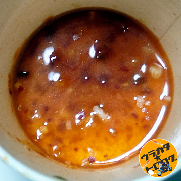 底面に残ったカップ麺の汁の塊の写真