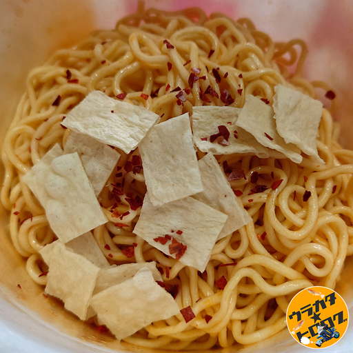 エースコック社のタラタラしてんじゃね~よ焼きそばに調味ソースを混ぜ、かやくを載せた写真