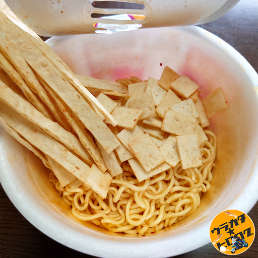 タラタラしてんじゃねーよ焼きそばに本家タラタラしてんじゃね~よを追加トッピング
