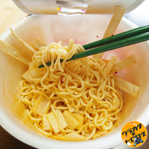 タラタラしてんじゃねーよ焼きそばに本家タラタラしてんじゃね~よを追加トッピングして困ったことになっている状態
