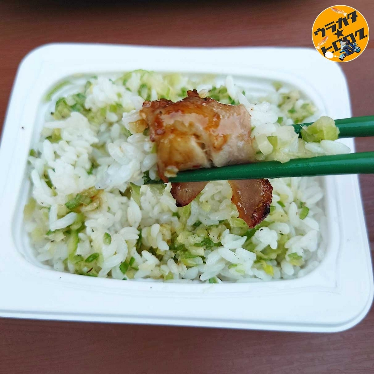 BBQ専用ごはんに焼肉のタレを絡めた焼肉を巻いている様子