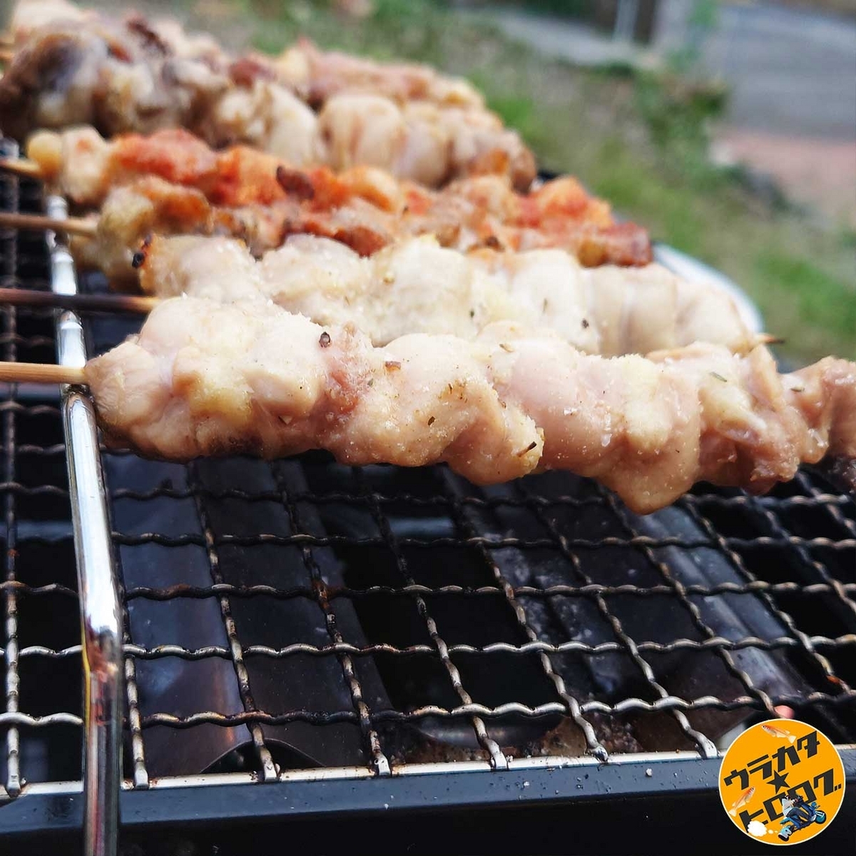 iwataniの炙りや２で焼き鳥(タレ味・塩味・ジャークチキン味)を炙っている様子(撮影：筆者(urakatahero))