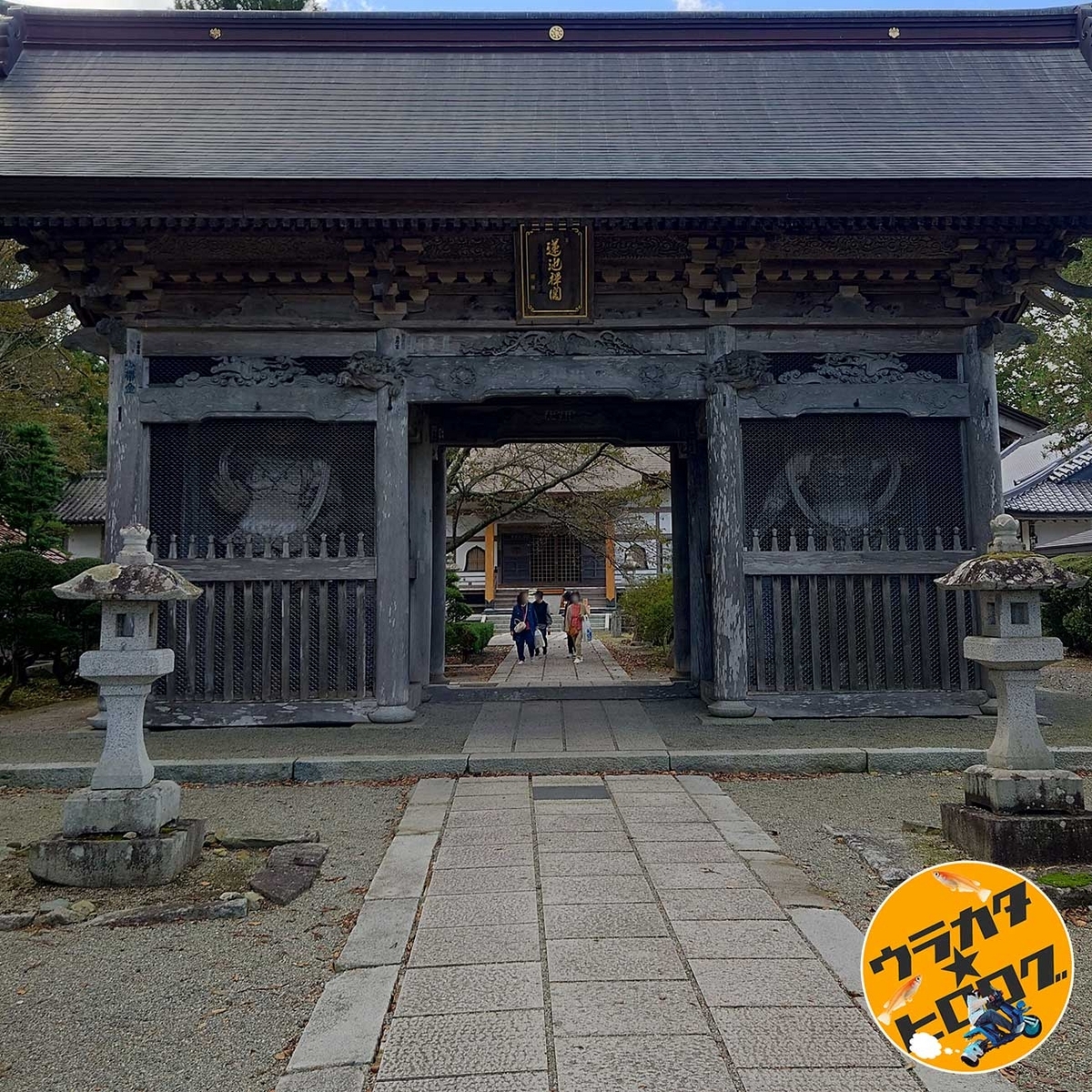 左右に阿吽の仁王が睨みをきかせる常堅寺の山門(筆者撮影)