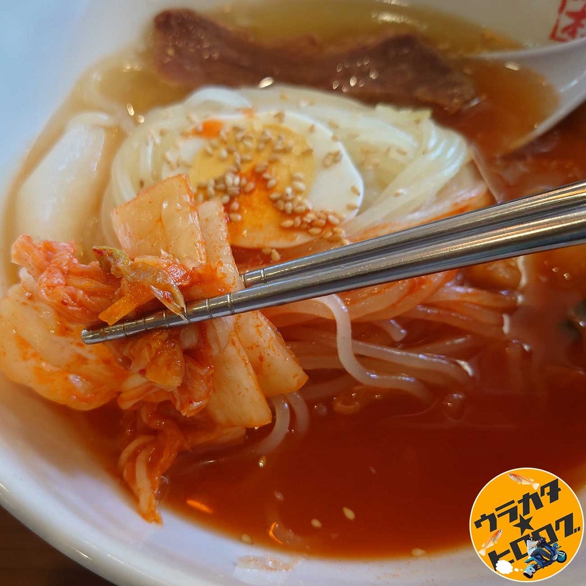 焼肉冷麺やまなか家の盛岡冷麺に爆激別辛とキムチを追加(筆者撮影)