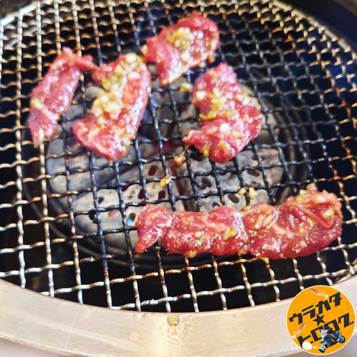 焼肉冷麺やまなか家の新メニュー元氣ハラミを焼いている写真(筆者撮影)