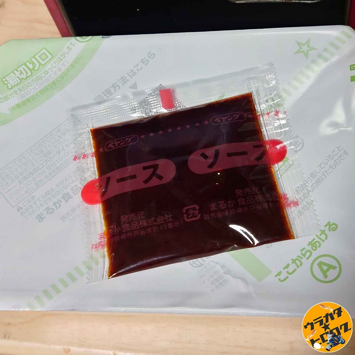 ペヤング麻婆やきそばの蓋の上の熱を利用して添付のソース(麻婆豆腐の素)を温めている様子(筆者撮影)