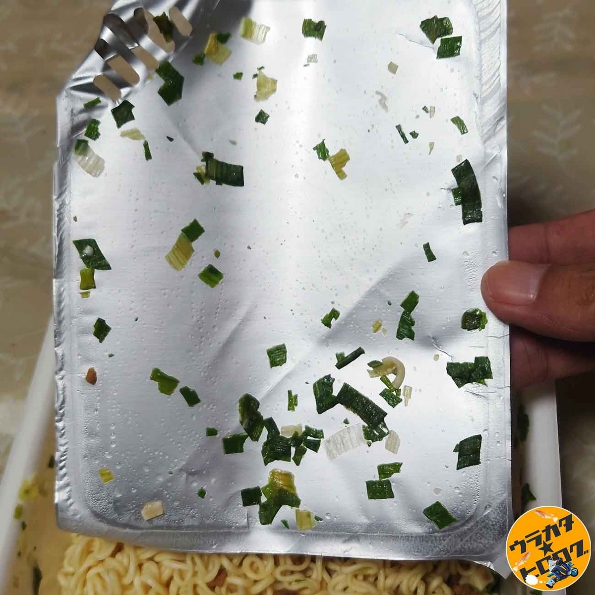 ペヤング麻婆やきそばの蓋の裏にネギがたくさんついていました(筆者撮影)