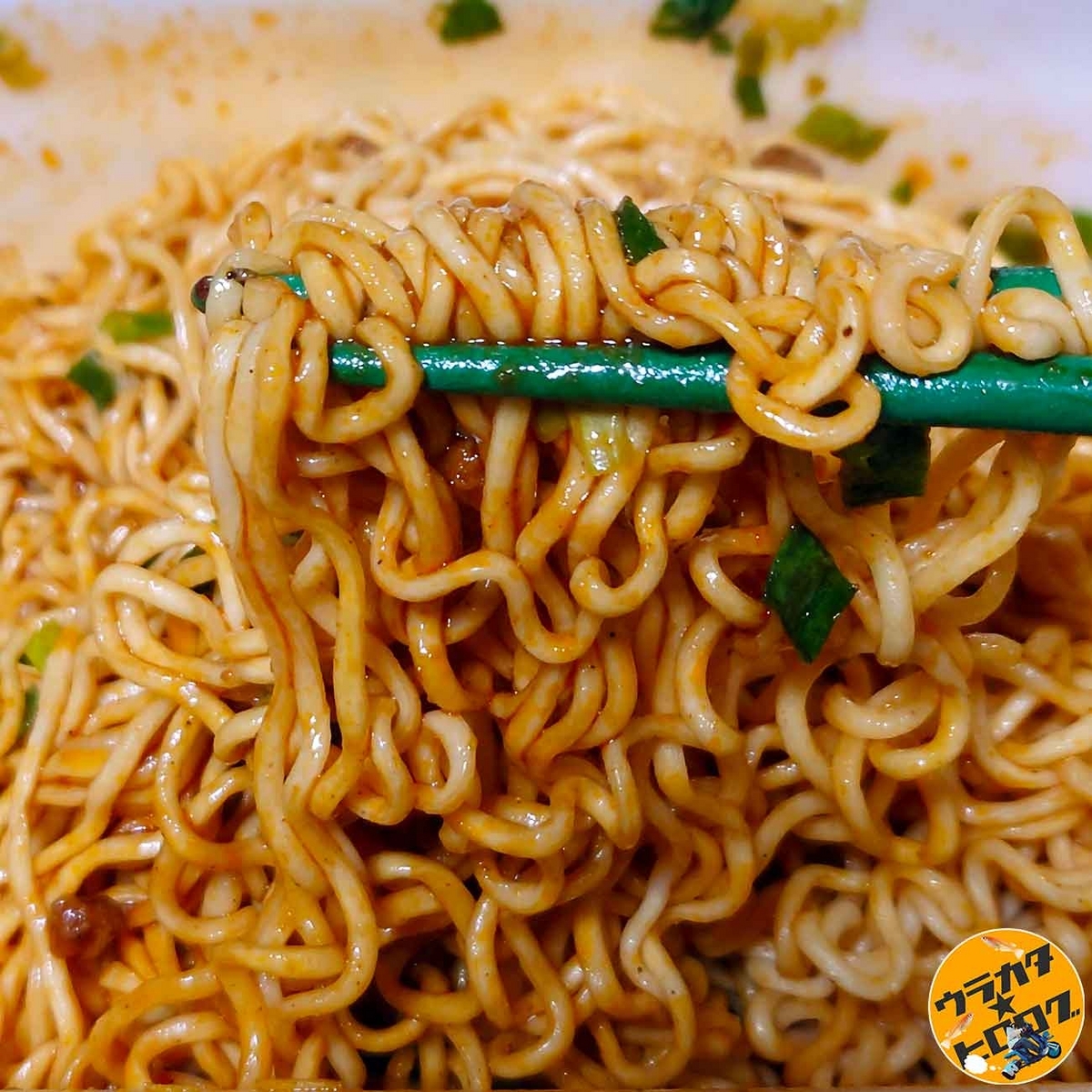完成したペヤング麻婆やきそばの麺の拡大写真(筆者撮影)