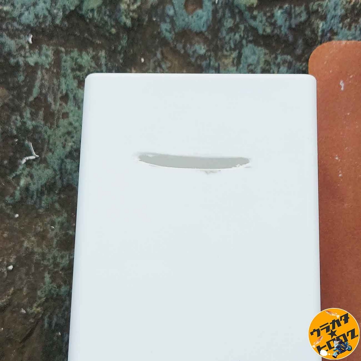 グラインダーで開けた穴の周りをヤスリでキレイにしたセリアのフタ付収納ケースの写真(筆者撮影)