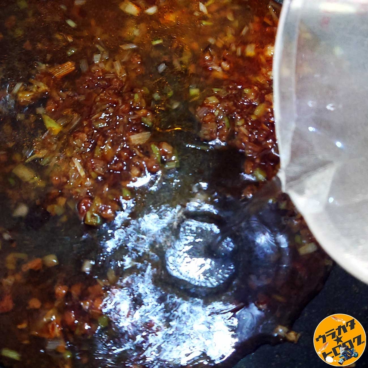 定量(180ml)の水を入れている様子(筆者撮影+調理)