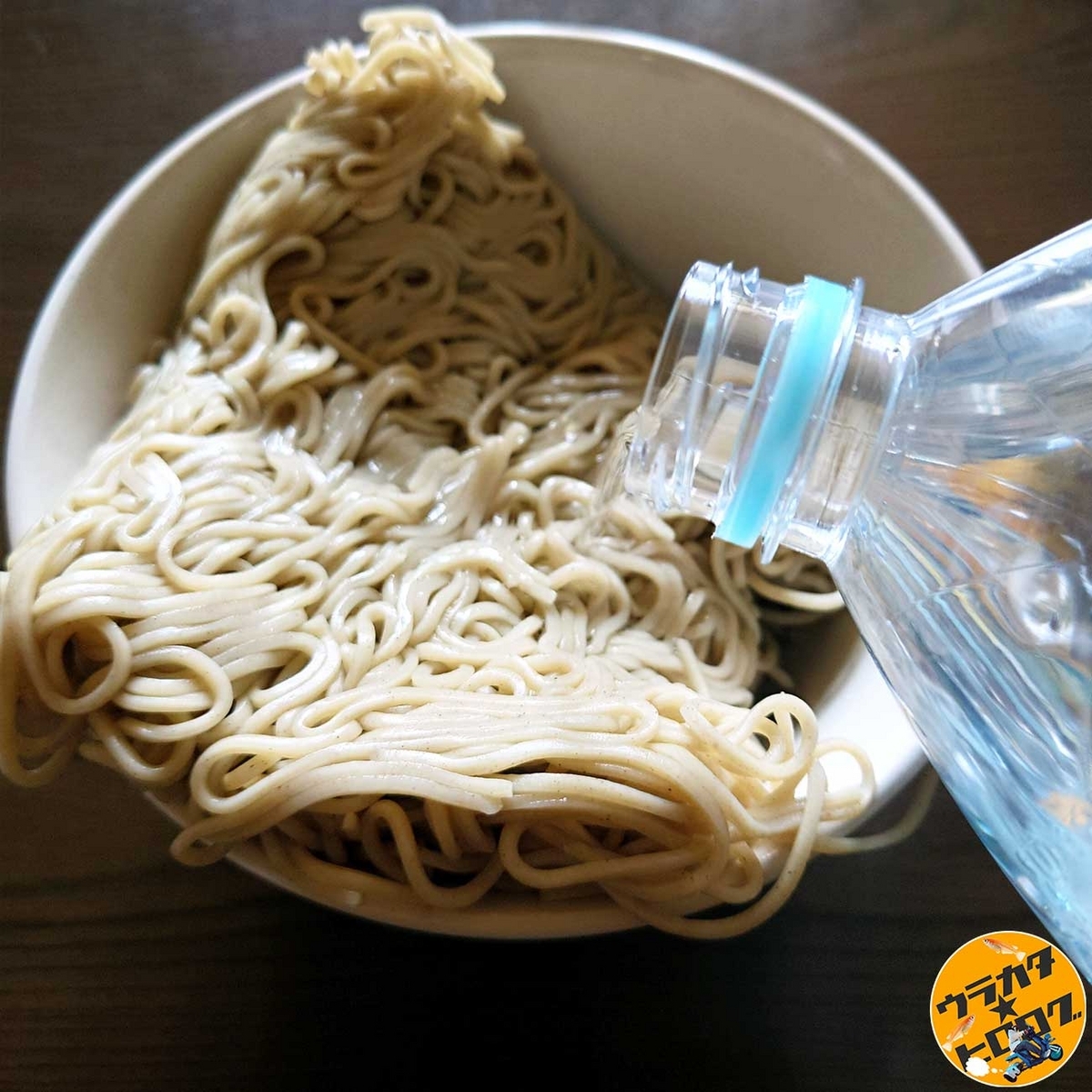 シマダヤの流水麺・そば・に水をかけている様子(筆者撮影)