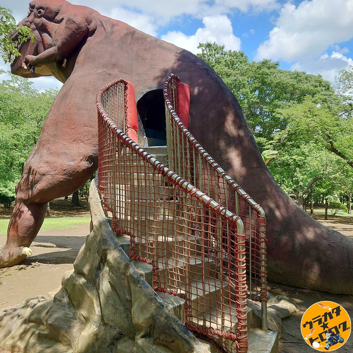 坂東市八坂公園のティラノサウルスの展望室へ続く階段(筆者撮影)