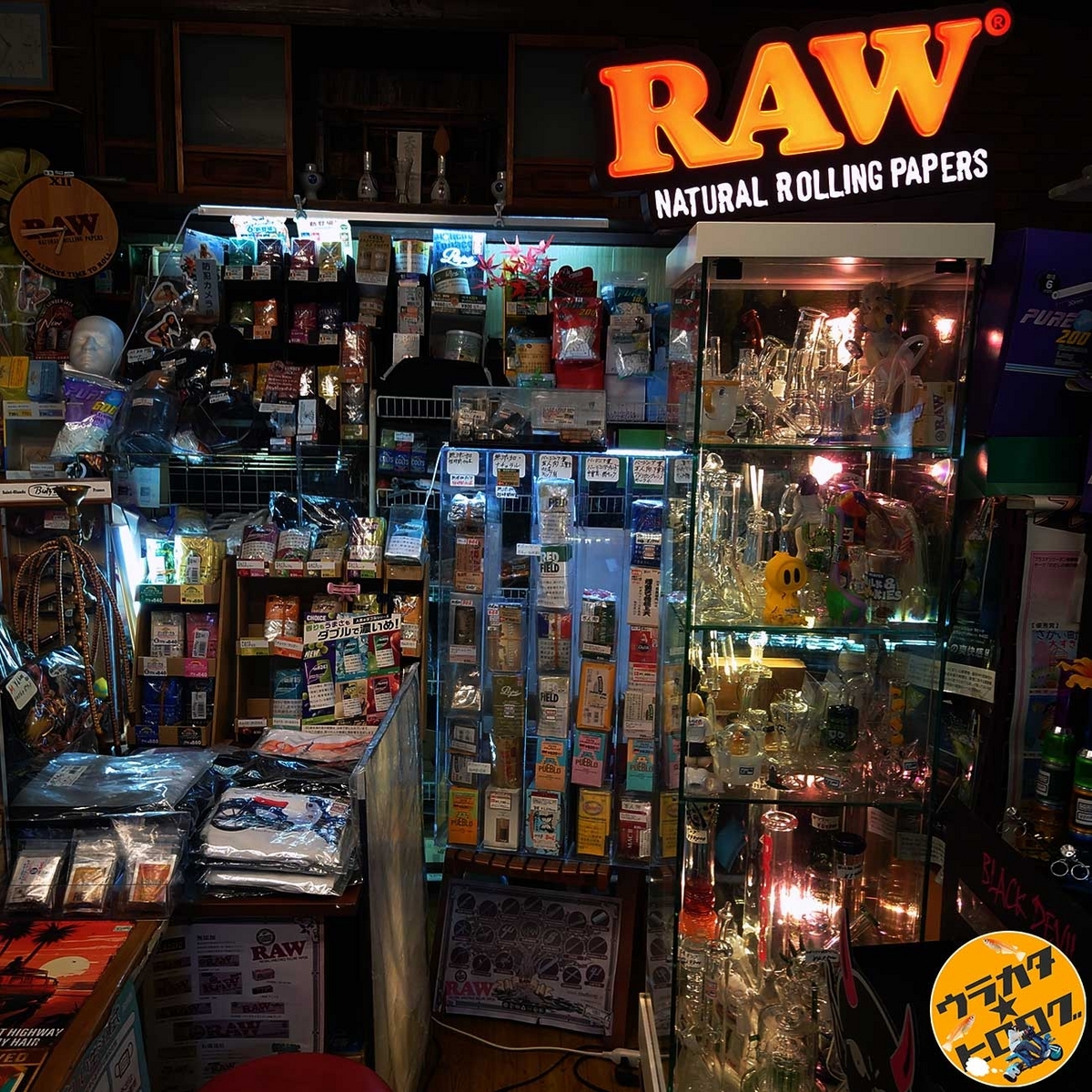 RAWのレアなネオンサインが煌々と輝いているショーケース(筆者撮影)