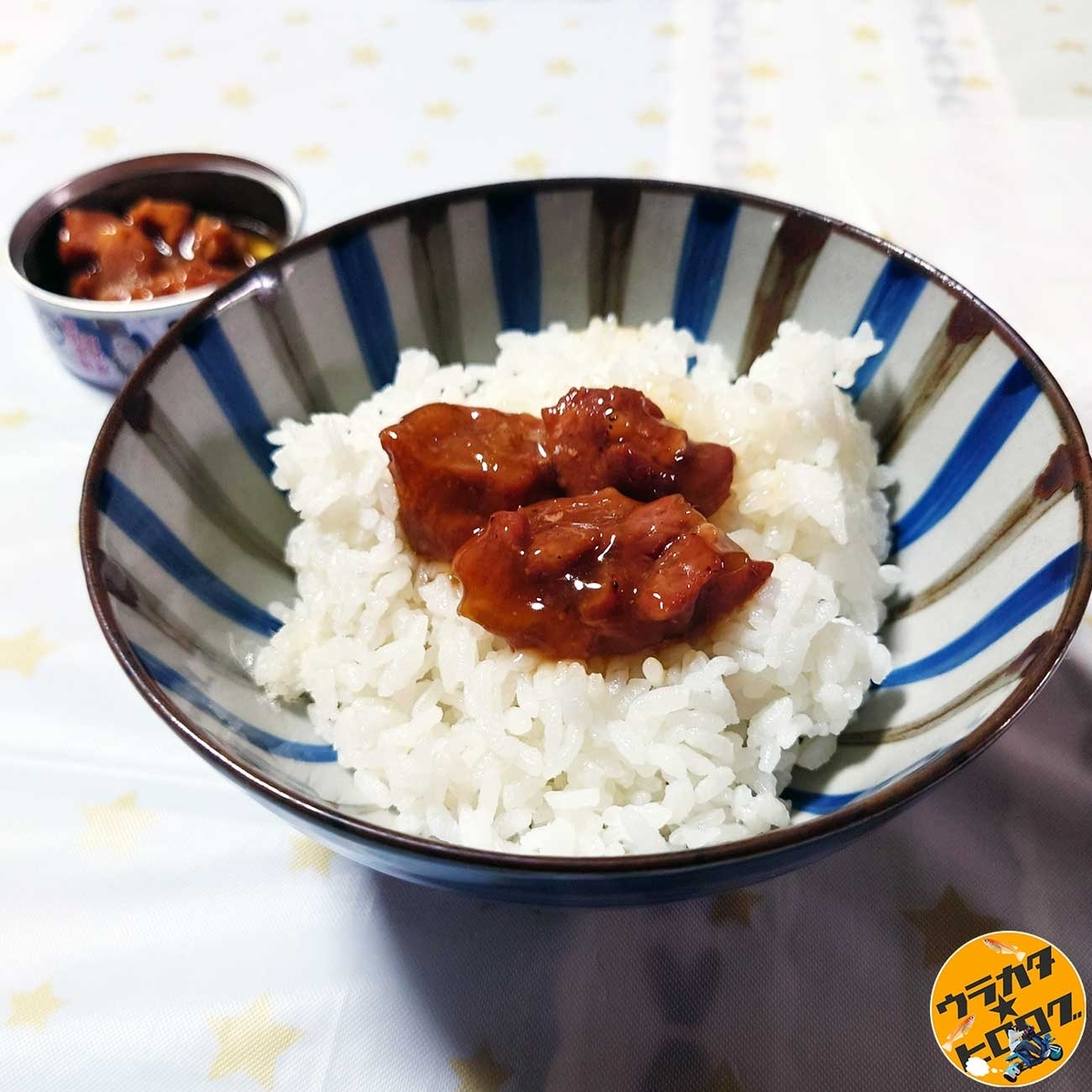 暖かい白米の上にホテイの焼き鳥（たれ）をのせてホテイの焼き鳥丼にした（筆者撮影）