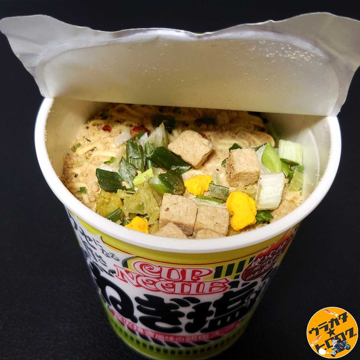 カップヌードル ねぎ塩のかやく(味付鶏ミンチ、キャベツ、味付卵、ねぎ、赤ピーマン)の写真(筆者撮影)