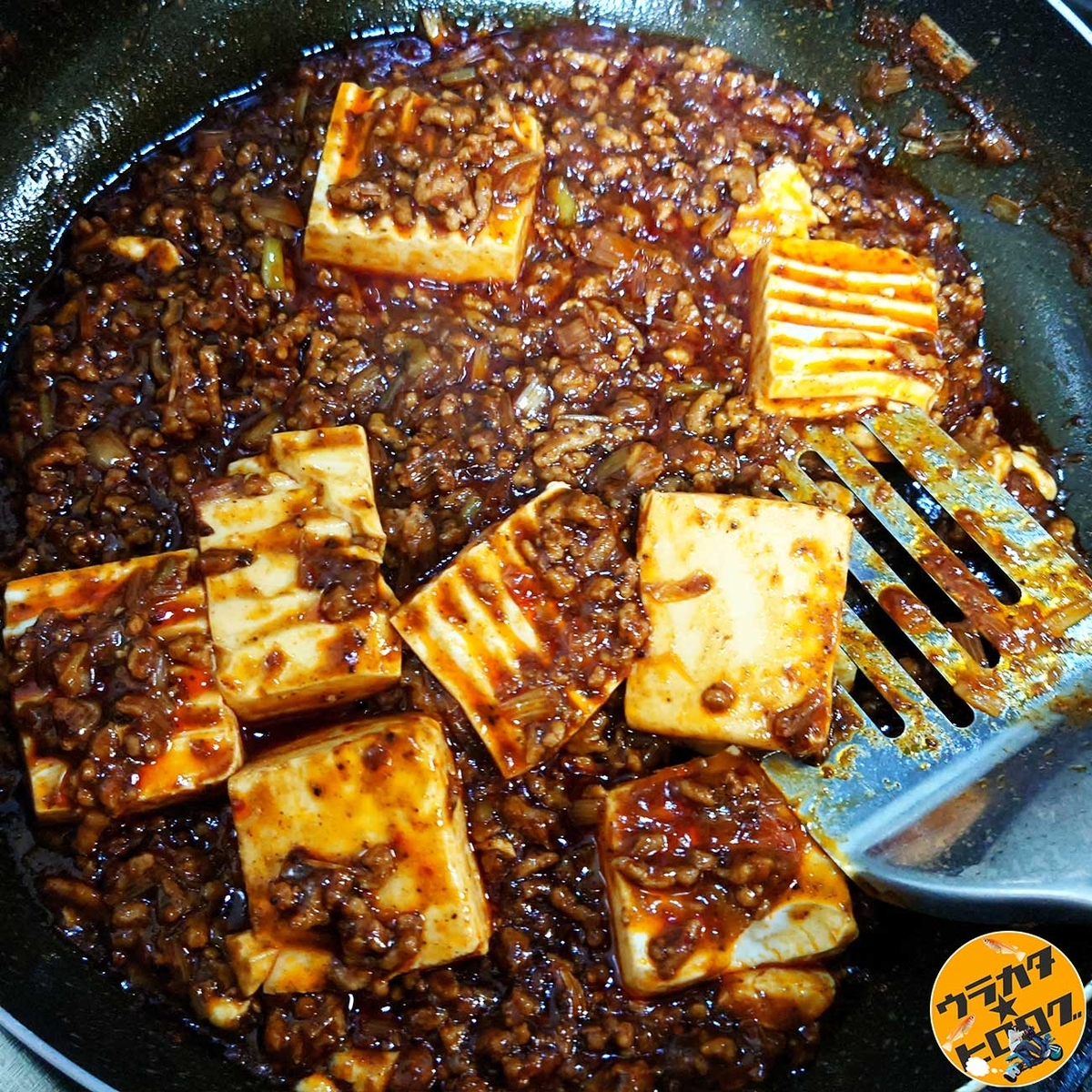 調味ソースと豆腐を煮ている様子（筆者が料理しながら撮影）
