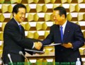 菅直人氏と 小沢一郎氏 2003年 9月 (にっけい) 菅直人氏と 小沢一郎氏 2003年 9月 (にっけい)