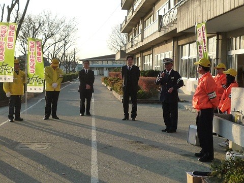 2014.12.10 安祥中学校自転車安全利用キャンペーン (3) あんじょう警察署