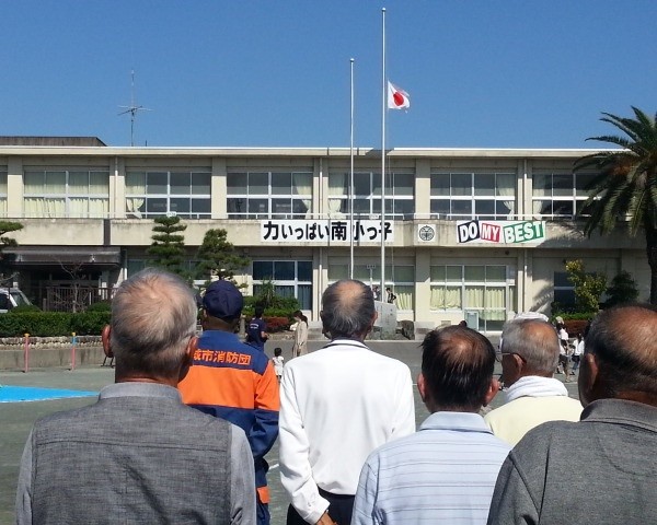 20151018_112056 古井町内会運動会 - 国旗降納 600-480