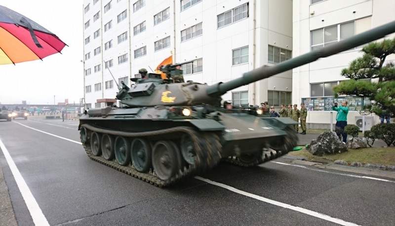 2017.10.28 守山駐屯地 (30) 74式戦車の行進 1890-1080