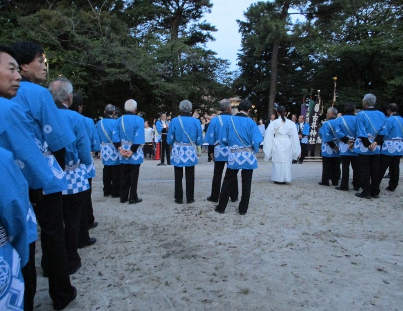 2018.7.8 古井神社かり遷座祭 (9) そとでの儀式 930-720