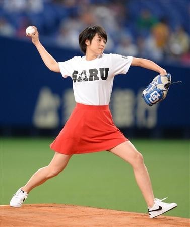 2014年8月28日 清野菜名さんの始球式(サンスポ) (2) 377-450