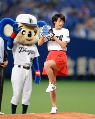 2014年8月28日 清野菜名さんの始球式(サンスポ) (1) 359-450