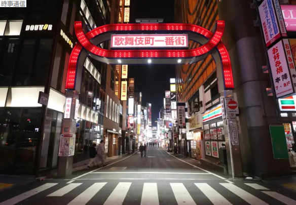 自粛要請でひとがへった歌舞伎町(時事通信) 584-405