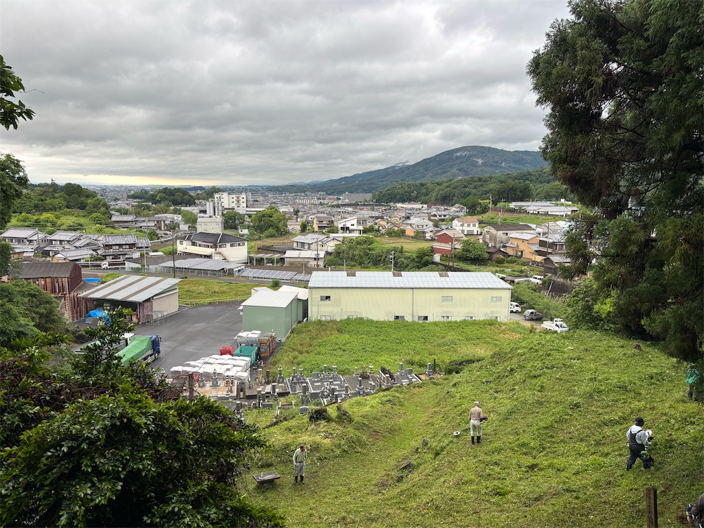 土墓の草刈り作業 - 大和浪漫Ⅱ