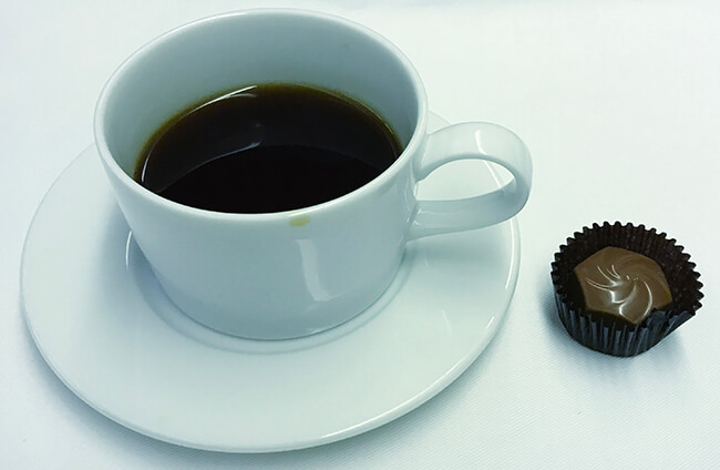 食後のコーヒーとチョコレート