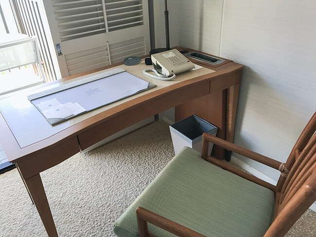ラナイ前のデスクでチェックイン