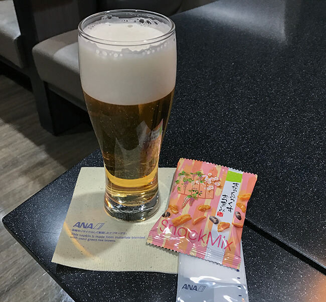 ビールとすなっくみっくすおつまみ