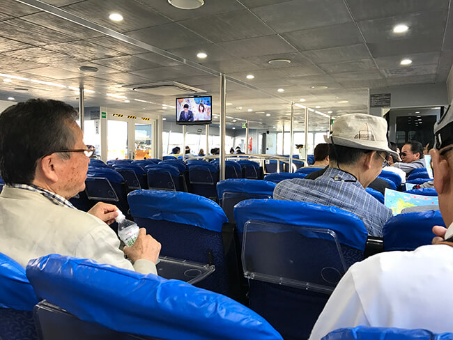 大原港への船内