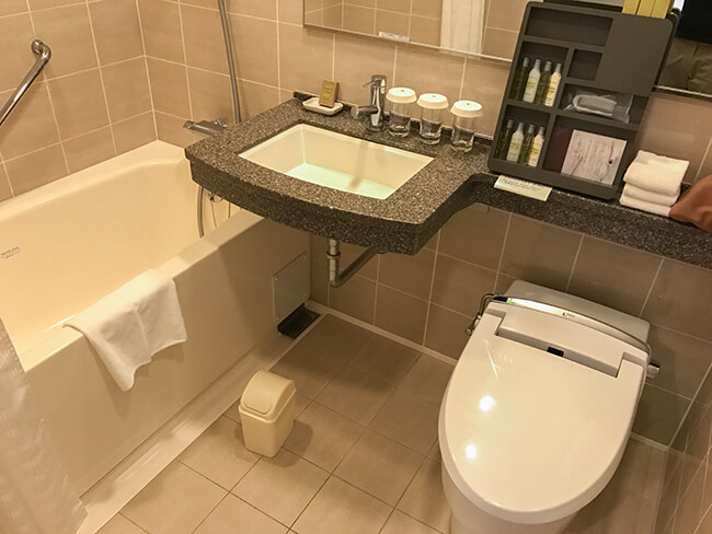 洗面台とバスタブ