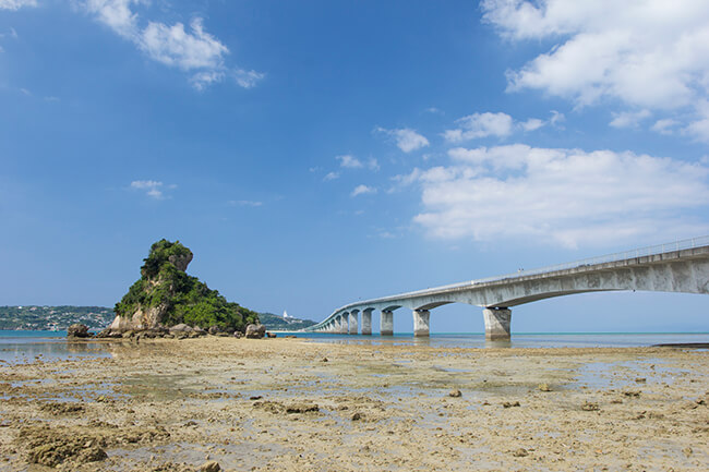 古宇利大橋を浜辺から望む