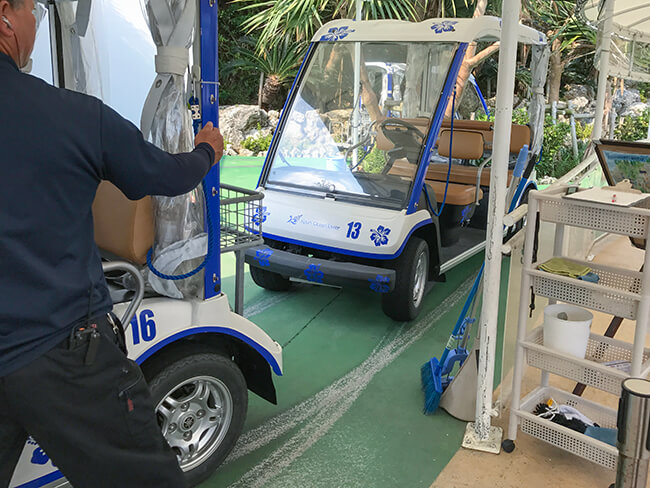タワー上部へ向かうカート
