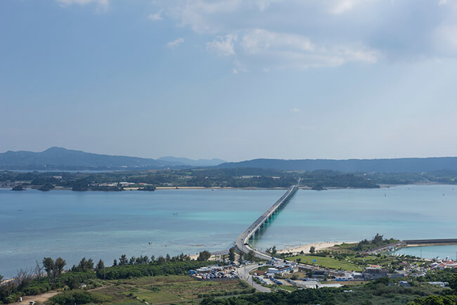 空と海が交わる青の世界