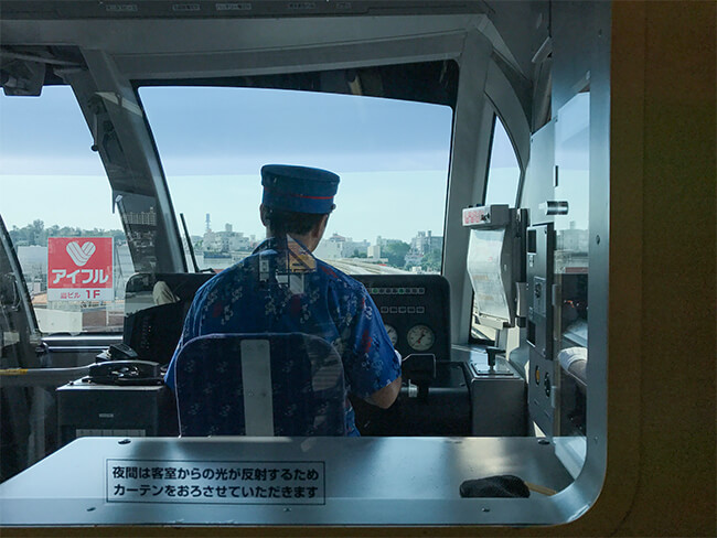ゆいレール・最前方の座席