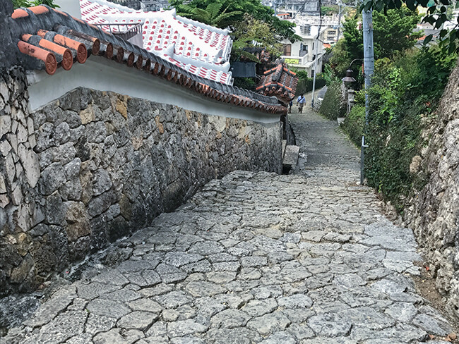 非常に急な坂道