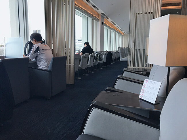 閑散としている那覇空港anaラウンジ