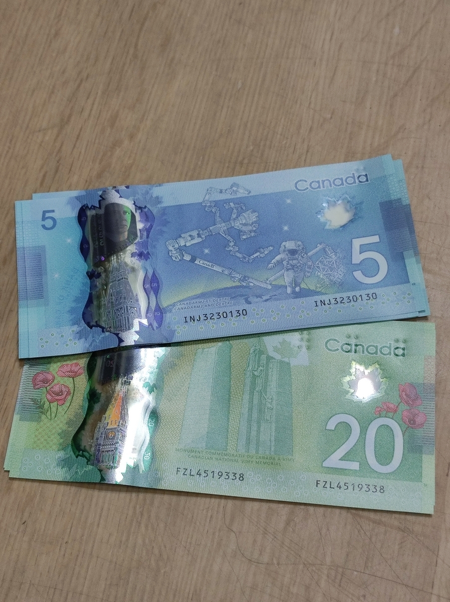 1973 年カナダ銀行紙幣の 1 ドル連続紙幣の切断と折り間違い 20240311