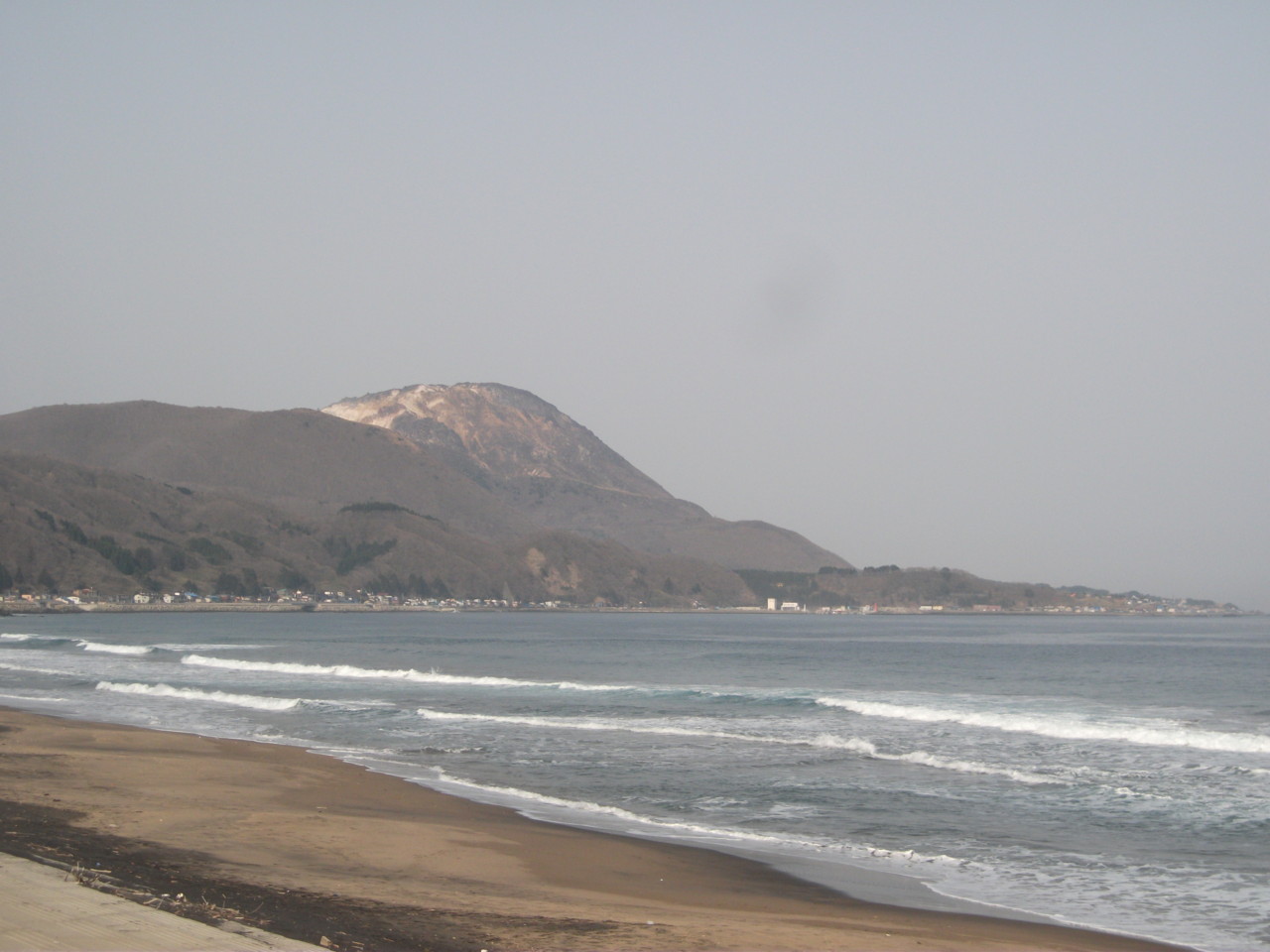  海岸から恵山を遠望