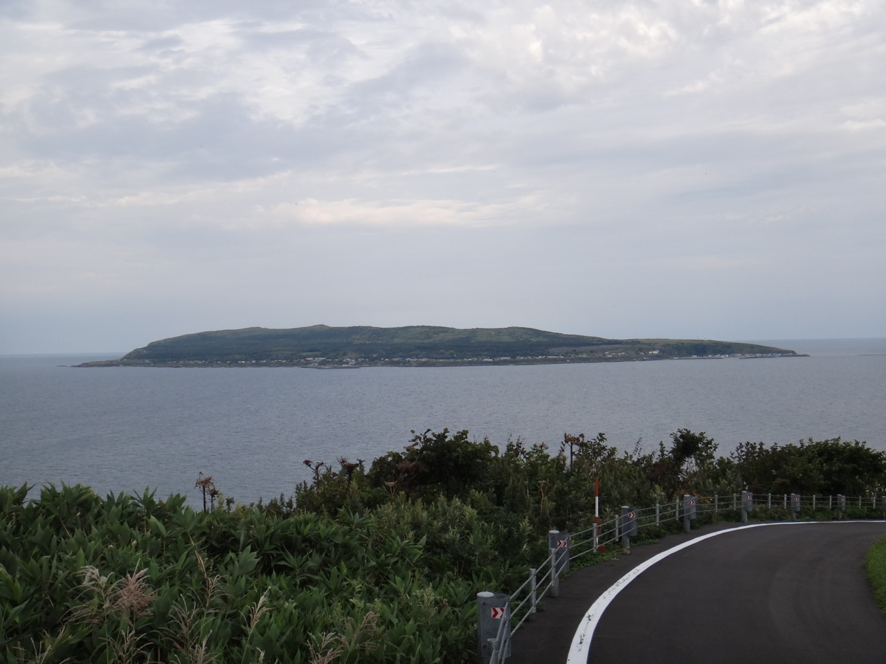  鷹の巣園地そばから見る天売島