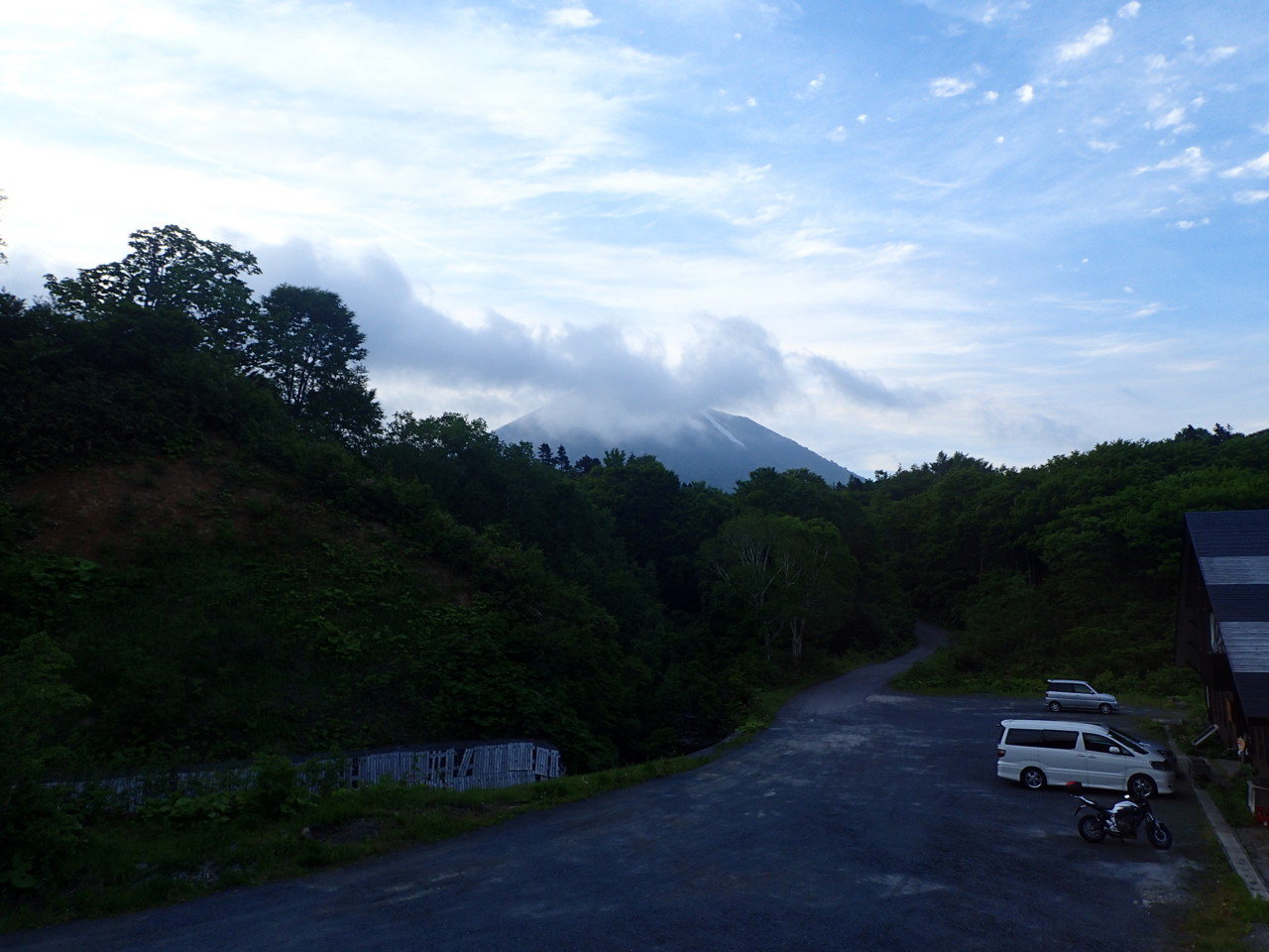窓から見える山